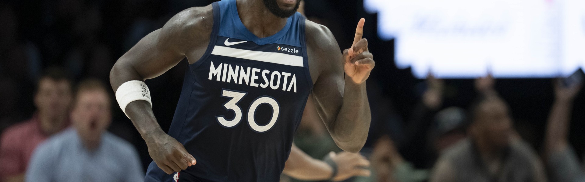 开云体育入口-扛着球队前进！兰德尔第三节8中6高效砍下17分1板1助