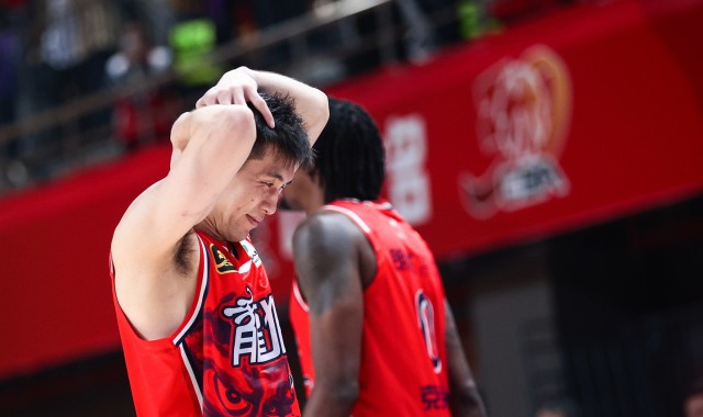 开云体育入口-早日康复！郭艾伦重伤退场 15分钟7中3拿到7分2助