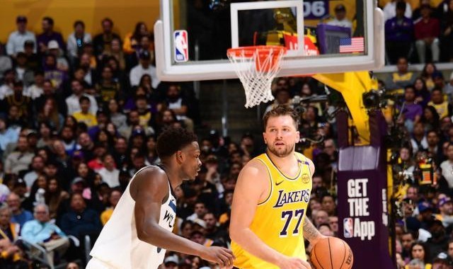 开云体育下载-扳平比分！湖人借防守大战破狼，三巨头发威不好惹