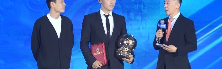 开云体育App-五届“中国金球奖”得主武磊为两届“中国金球奖”吴曦颁奖