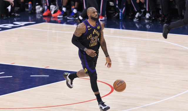 开云体育下载-名记：詹姆斯按当前薪资回归湖人已不可能 但他可以选择降薪留队