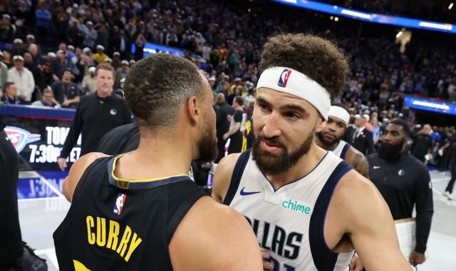 开云体育下载-比肩乔丹詹皇！库里主宰末节扎心汤神：36岁连轰35+